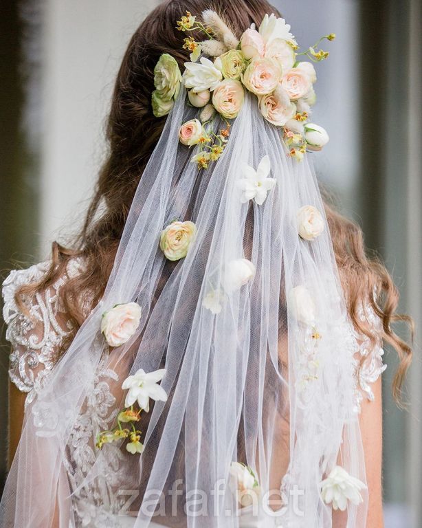 تسريحة عروس بالورود على الطرحة