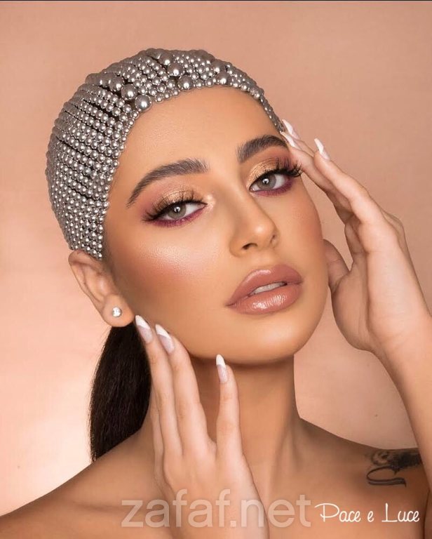 تسريحة شعر مغطاة بالاكسسوار